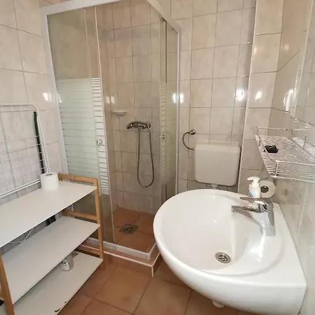 Apartment Gyoengyvirag Apartmanhaz *