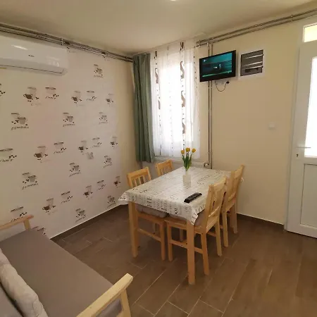 Gyoengyvirag Apartmanhaz * Hajduszoboszlo