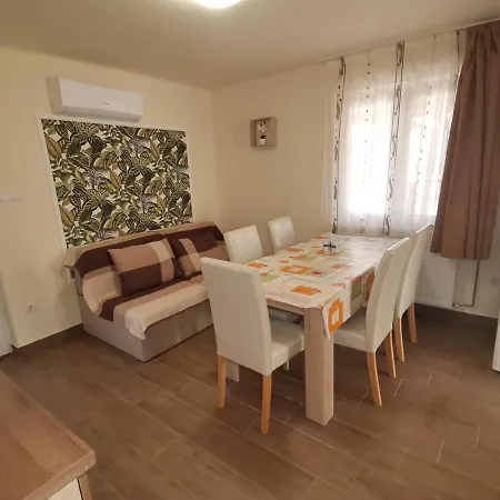 Gyoengyvirag Apartmanhaz Appartement